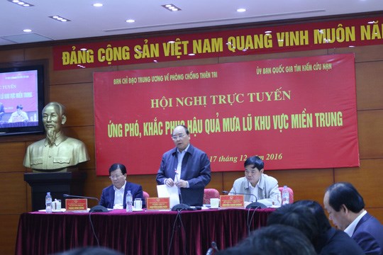 Thủ tướng Nguyễn Xuân Phúc chủ trì Hội nghị trực tuyến ứng phó mưa lũ với các tỉnh thành bị ảnh hưởng tại miền Trung (Thời sự trưa 17/12/2016)